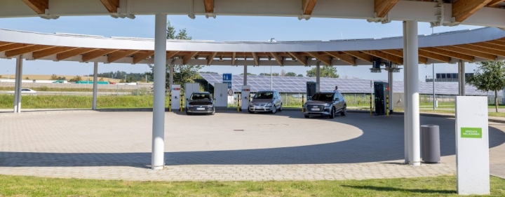 adac-ladeinfrastruktur-an-rastanlagen-verbesserungswurdig-ev-tests-raststaetten-ladeinfrastruktur-fuerholzen-west-2410-1.jpg