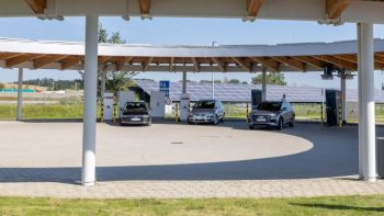 adac-ladeinfrastruktur-an-rastanlagen-verbesserungswurdig-ev-tests-raststaetten-ladeinfrastruktur-fuerholzen-west-2410-1.jpg