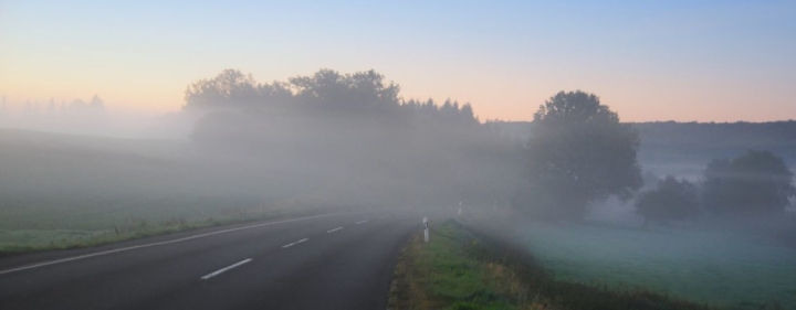 adac-tipps-fur-die-sichere-fahrt-im-herbst-nebel-strasse-adobestock-igor-home-1.jpg