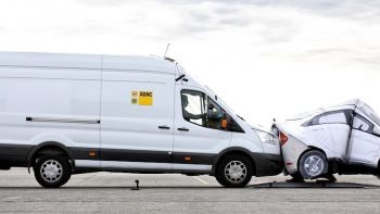 adac-transporter-unfall-notbremsassistent.jpg