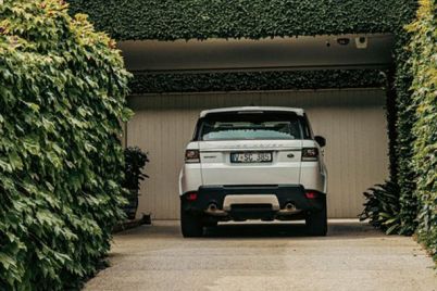 garage-landrover-pixabay.jpg