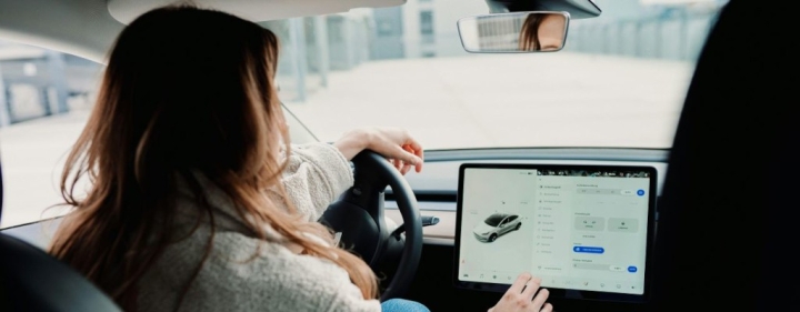 gtu-mehr-sicherheit-im-strassenverkehr-neue-assistenzsysteme-ab-juli-2024-jenny-ueberberg-unsplash-1.jpg