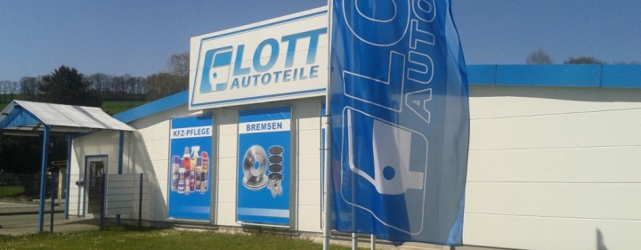 speed4trade-lott-autoteile-stetig-am-wachsen-dank-starkem-e-commerce-okosystem-success-story-lott-haupthaus-flaggen-1.jpg